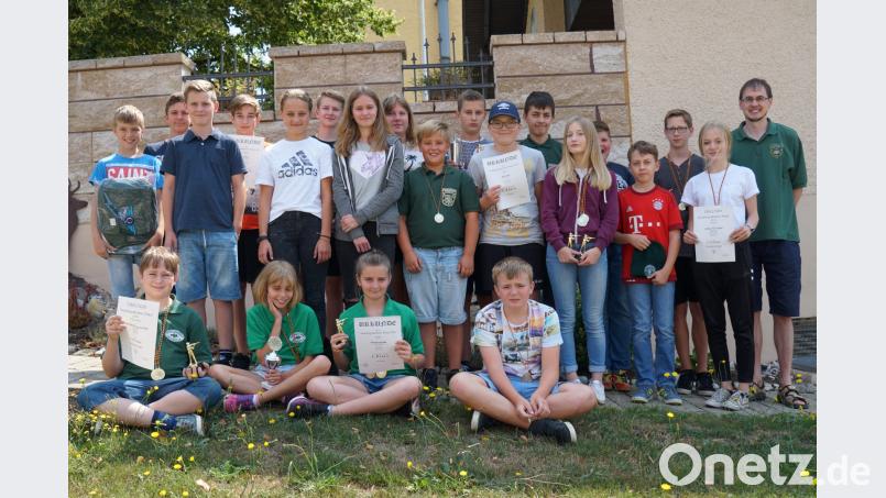 Zahlreiche Teilnehmer kämpften bei den Jungschützen um den Sieg. Unser Bild zeigt die erfolgreichen Teilnehmer nach der Siegerehrung. exb