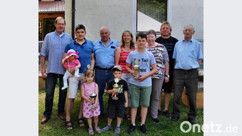 Die Pokalsieger der Jugend und die Sachpreisgewinner bei den Erwachsenen nach der Siegerehrung zusammen mit Vorsitzendem Fabian Bräutigam (links). ds