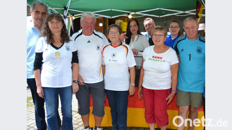Die &quot;Mannschaft&quot; des Stadtbad-Fördervereins mit ihrem &quot;Coach&quot; Andreas Baierl (rechts) hcz