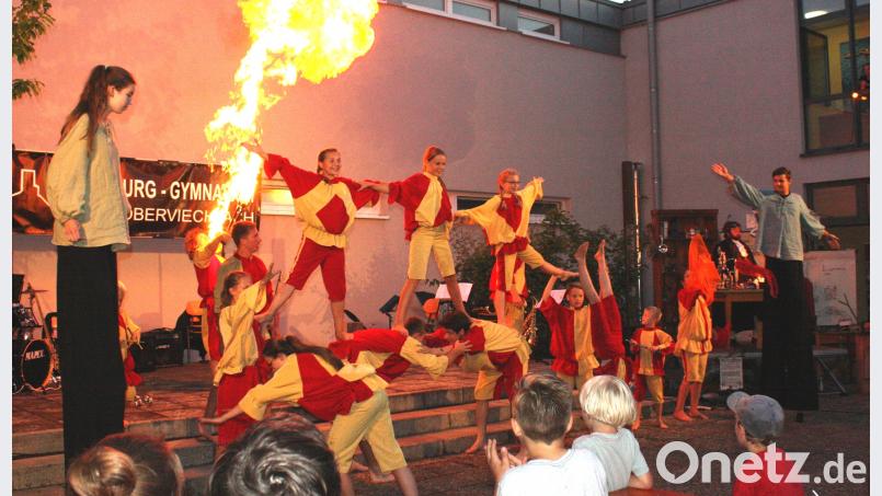 Die Feuerspucker der Gauklertruppe erzielten eine bizzare Illumination des Innenhofs. lg