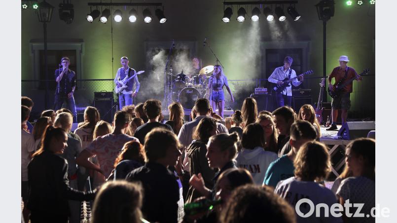 Die Bands, die beim Open Air des Max-Reger-Gymnasiums auf der Bühne stehen, haben alle einen Bezug zur Schule. Auch Divebomb (Bild). Steinbacher