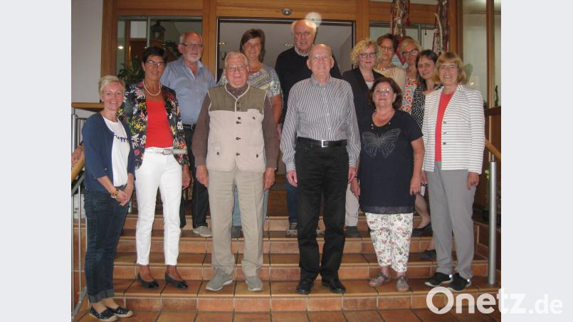Michaela Bergmann und Ursula Schroll würdigen Hans Koller, Alfred Zimmermann, Ruth Kappl und Margit Hofmann (vorne, von links) sowie Karl-Heinz Knorr, Sabine Weiß, Peter Sobotta, Pia Täschner, Margit Heindl, Gerlinde Blank und Andrea Schmid (hinten, von links) für ihre Verdienste und Treue zum BLLV. ads