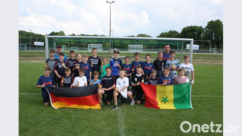 Stolz halten die jungen Fussballer des JFG Oberpfälzer Grenzland 11 ihren Pokal in den Händen. Sie waren für ein Wochenende zu einer Mini-WM mit insgesamt 160 Mannschaften in unterschiedlichen Altersklassen nach Augsburg gereist. gi