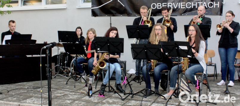 Die Ehemaligenband formierte sich erneut für den Auftritt an ihrer einstigen Schule. lg
