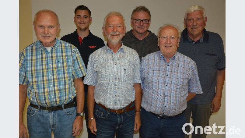 Neuwahlen standen bei der Spendengemeinschaft SV-Freunde Pechbrunn-Groschlattengrün an. Im Bild (von links) SV-Vorsitzender Karl Hindringer, Kevin Lang, SV-Freunde-Sprecher Ludwig Hecht, Günter Geiler, Walter Stiefl und Arno Ritz. jr