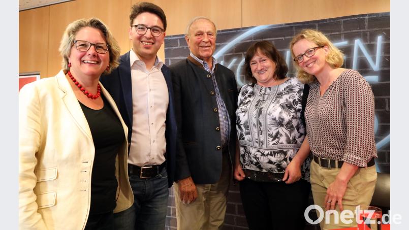 SPD-Spitzenkandidatin Natascha Kohnen (rechts) lud sich zu einer Veranstaltung in der Burglengenfelder Stadthalle Umweltministerin Svenja Schulze (links) ein. Auch (ab Zweiter von links) Landtagskandidat Peter Wein, Alt-Landrat Hans Schuierer und Bundestagsabgeordnete Marianne Schieder kamen zu „Kohnen Plus“. Bild: Götz