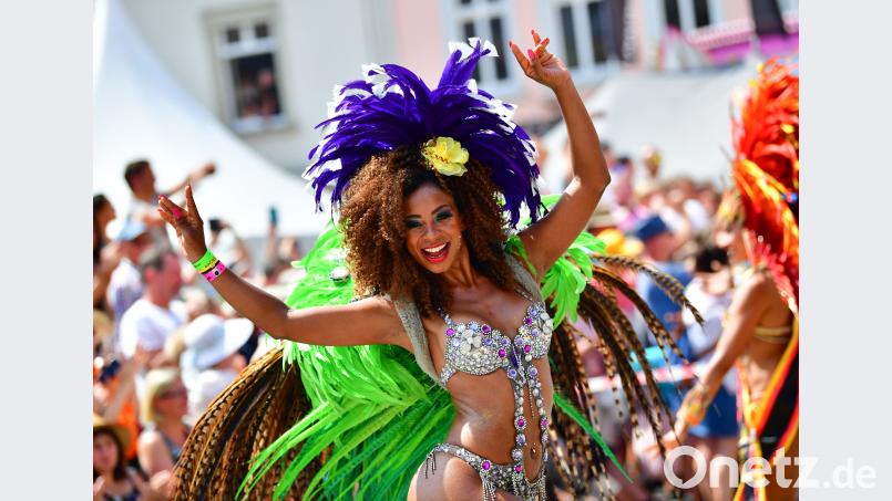 Eine Tänzerin ist beim großen Umzug des Samba-Festivals. Matthias Merz/dpa