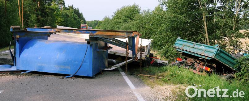 Nichts geht mehr auf der Staatsstraße 2238 bei Urspring (Hirschau): Hier ist der Hänger eines Lasters umgekippt. gf