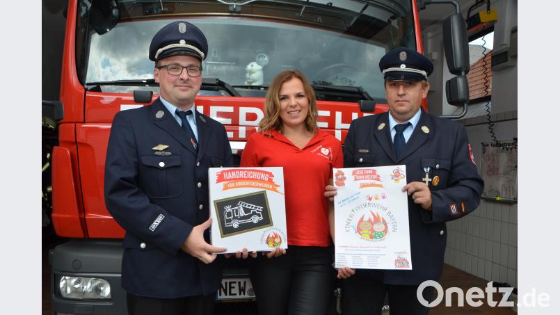 Aktive Feuerwehrfrau und Erzieherin Rebecca Rupprecht (Mitte) will die Kinderfeuerwehr leiten. Die Kommandanten Klaus Rupprecht (rechts) und Christoph Gollwitzer (links) haben sich bereits um eine Handreichung für Tipps gekümmert. dob