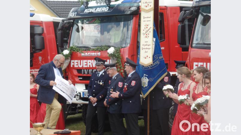 Bürgermeister Rudolf Götz freut sich über den Scheck über 5000 Euro aus der Feuerwehrvereins-Kasse. Kommandant Josef Fischer und die Vorsitzenden Hermann Prechtl und Andreas Fischer (von links) freuen sich mit. jml