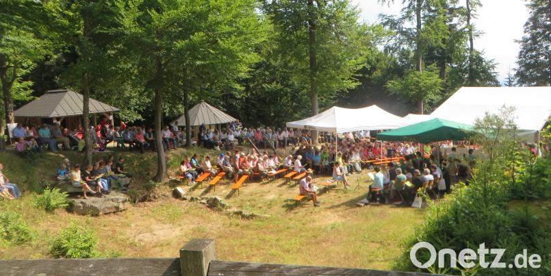Zahlreiche Gläubige waren zum Gottesdienst bei der Burgruine gekommen. exb