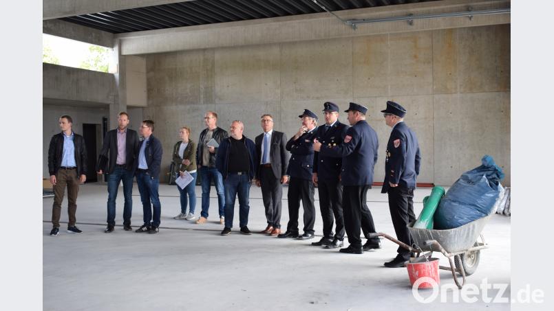 Fortschritte im neuen Feuerwehrgerätehaus: Bürgermeister Franz Stahl (Mitte mit Krawatte) verschafft sich mit den Feuerwehrleuten und den Bauleitern des Architekturbüros Brückner und Brückner einen Überblick über die Baustelle in der Mitterteicher Straße. szl