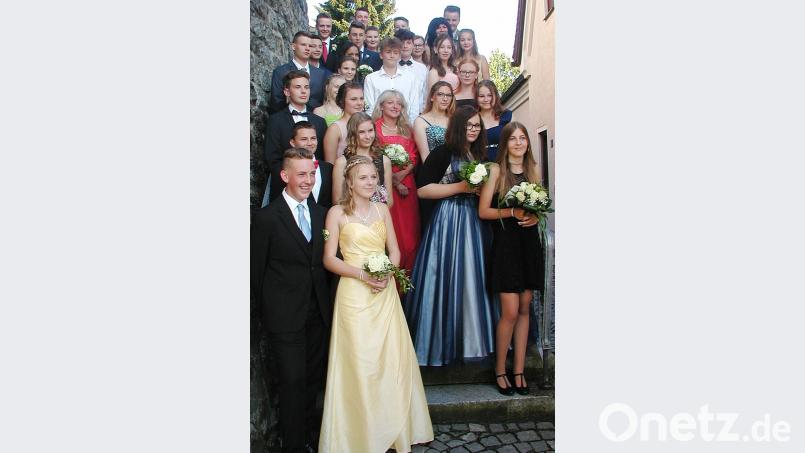 Lange vor dem offiziellen Beginn waren die Teilnehmerinnen und Teilnehmer zum Pfarrheim gekommen, um sich mit den Lehrerinnen auf dem Treppenaufgang zur Kirche hinauf einem Erinnerungsfoto zu stellen. Mit netten Worten übergaben dann männlichen Teilnehmer ihren Partnerinnen einen kleinen Blumenstrauß. ld