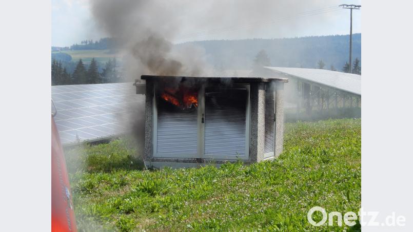Bereits beim Eintreffen der ersten Kräfte stieg schwarzer Brandrauch empor. FF KEM