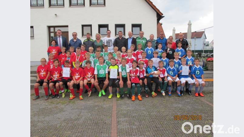 Stolz präsentieren sich die vier besten Jungen-Teams aus (von links) Auerbach, Vilseck, Freudenberg und Illschwang nach der Grundschul-Landkreismeisterschaft mit den Ehrengästen. Die Meister bekommen von der Sparkasse Amberg-Sulzbach T-Shirts, die folgenden neun Teams Bälle von Bürgermeister Hans-Martin Schertl und Günter Simmerl (Conrad-Sportförderung). Besonders geehrt werden die besten Torschützen: Lukas Merkl (10 Tore/Auerbach), Jakob Piehler (8/Freudenberg), Noah Keller (7/Illschwang) sowie (je 5 Tore) Zaid Al Osman (Pestalozzi) und Nils Lorenz (Auerbach), Simon Schmidt (4/Illschwang) und (je 3) Jonas Germershausen, Benedikt Liebenow und Noah Ziegler (alle Vilseck I). khg
