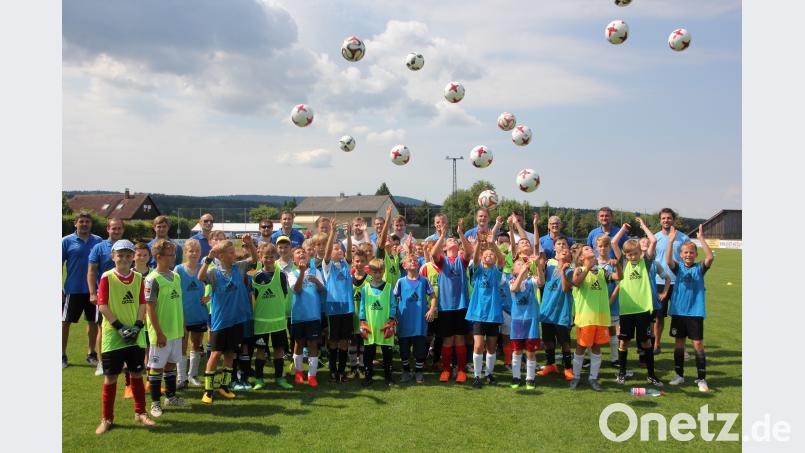 44 Nachwuchskicker des Jahrgangs 2007 machten beim Sichtungslehrgang in Poppenreuth mit. Im Hintergrund die Trainer. kro