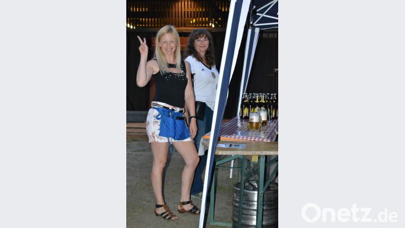 Attraktive &quot;Spielerfrauen&quot; bedienen an der Bar. hcz