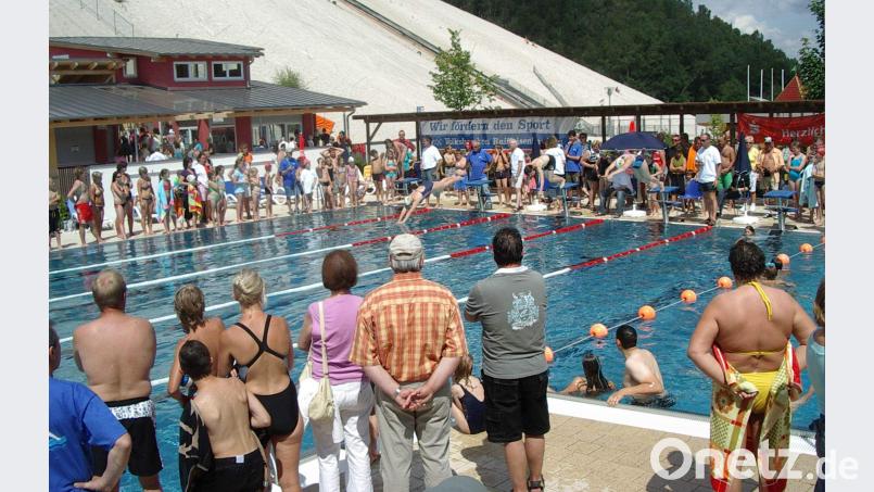 Unter dem Motto „Hirschau schwimmt“ findet am Sonntag, 29. Juli, im Freibad am Monte Kaolino zum 15. Mal die Stadtmeisterschaft im Schwimmen statt. Startberechtigt sind alle, die in Hirschau ihren Wohnsitz haben, in Hirschau arbeiten oder einem Hirschauer Verein angehören sowie alle Camping- und Feriengäste. Sportliche Spannung und Unterhaltung werden in gleicher Weise geboten. u