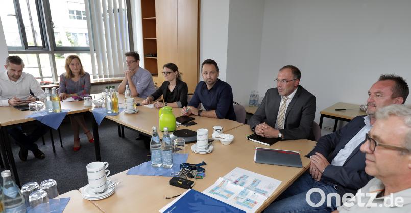 Die ersten Mitarbeiter, mit denen das Landesamt für Pflege am Montag in Amberg seinen Betrieb aufnahm, in einer Besprechung. Wolfgang Steinbacher