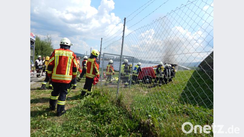 Mehrere Stunden waren die Feuerwehrleute im Einsatz. Erst nach der Freischaltung konnte der Brand gelöscht werden. FF KEM