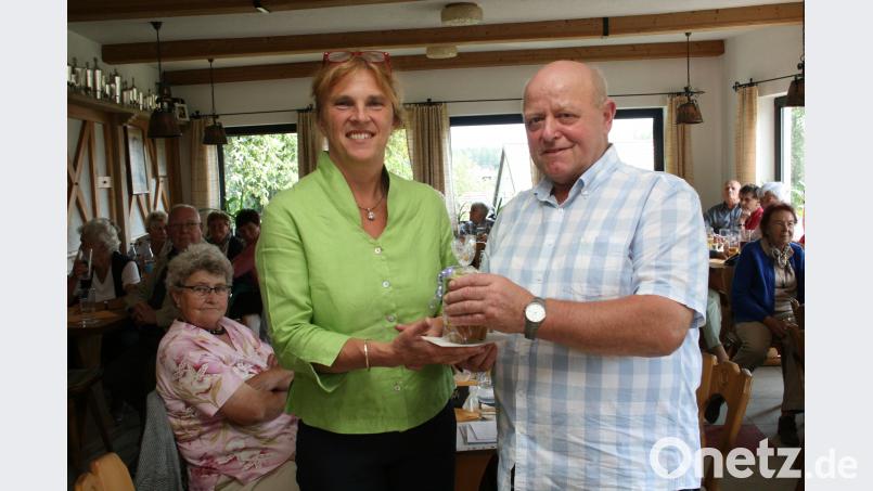 Bächer dankte der Referentin Hildegard Kern unter dem Beifall der Zuhörer mit einem Präsent. roh