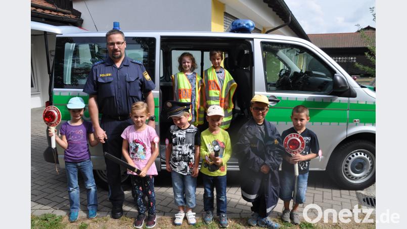 Carsten Landgraf gibt den Vorschulkindern Tipps für den künftigen Schulweg. ak