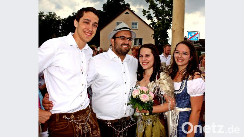 Regina Reil und Daniel Zimmerer (Mitte) sind das neue Oberkirwapaar. Die ersten Gratulanten sind ihre Vorgänger Johannes Albrecht und Julia Hierold. zer
