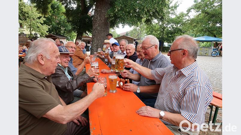 Ein Prost auf das achte Bürgerfest. Auch die Senioren genossen die gute Stimmung und ließen sich ein kühles Bier schmecken. bsc