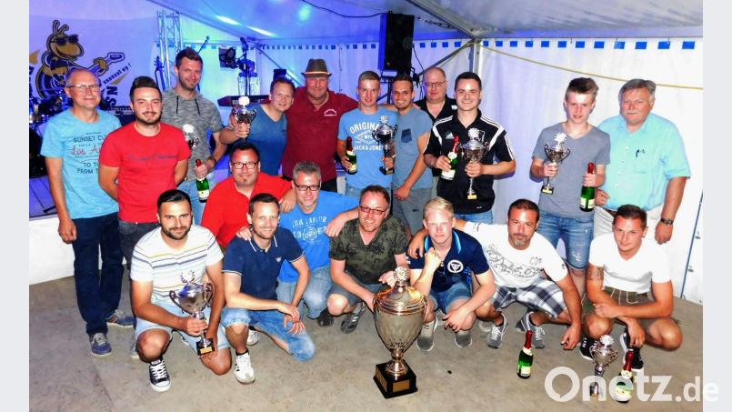Triumphierender und strahlender Sieger und Gewinner des zum 36. Mal ausgespielten Adam-Gmeiner-Gedächtnis-Pokals: der Schmidtie Stammtisch um Lui Geisler (stehend fünfter von links) im Kreis seines Teams und der Mannschaftscoaches kniiend von links Hasan Özgan, Stefan Reichl, Frank Schmeissner, Bernhard und Norbert Nickl, Kevin Klose, Jens Brunner, Patrick Pfau, stehend von links Harald Zimmermann, Hakan Özgan, Markus Kauper, Christian Porsch, Lui Geisler, Michael Nerlich, Fabian Nickl, Wolfgang Beach Nickl, Christoph Lehner und Michael Walter. Mit im Bild Turnierorganisator Harald Zimmermann (links) und TSV-Vorsitzender Manfred Porsch hai