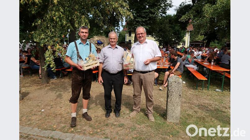 Bürgermeister Hermann Manahl (mitte) dankte zum Abschied für die Gastfreundschaft Bürgermeister Gottfried Härtl (rechts) und Bernhard Schmidt (links). bsc