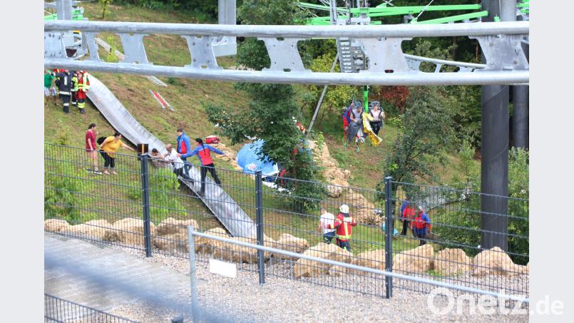 Bergwacht und Feuerwehr seilen Besucher aus einer stehenden Sommerrodelbahn ab in Pottenstein ab. Foto: Markus Roider/Reporter 24 Markus Roider