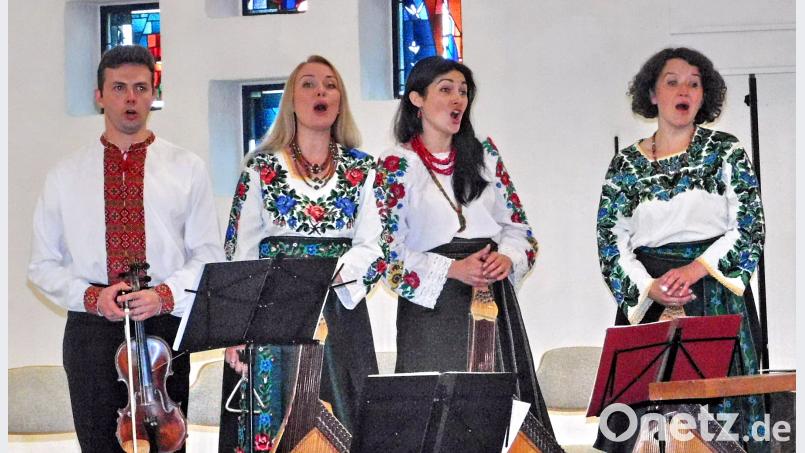 Mit ihren glockenklaren Stimmen und den faszinierenden Klängen der Bandura verzaubert das Goldkehlchen-Quartett am Samstag die Gottesdienstbesucher in der Dreifaltigkeitskirche. Pfarrer Sven Grillmeier findet einen Zusammenhang zur Musik. hai
