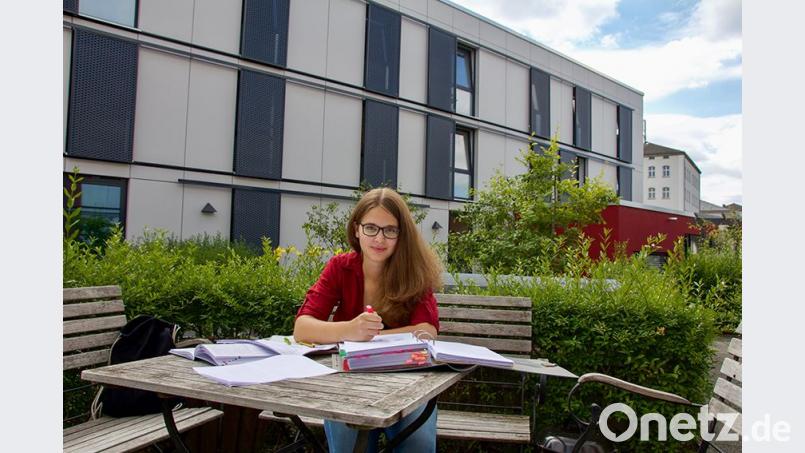 Studentin Julia Eberlein vor der Wohnanlage Am Eisberg in Amberg. OTH Amberg-Weiden