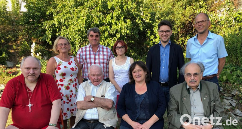 Ortsvorsitzende Marianne Schieder (Sechste von links) und Landtagskandidat Peter Wein (Siebter von links) ehrten (von links) Josef Weber, Christa Mösbauer, Georg Zwack, Felix Blotzki, Renate Blau, Franz Bauer und Alexander Werner für ihre langjährige Treue. exb