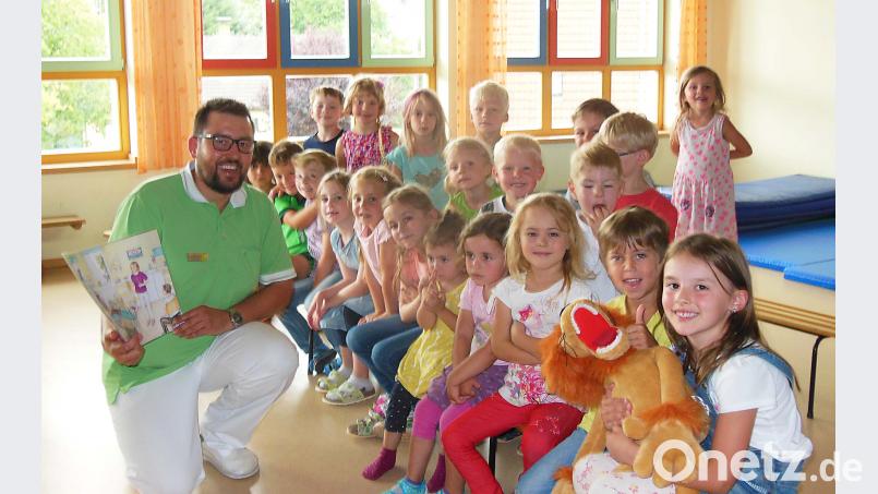 Wie wichtig Zähneputzen ist, machte Zahnarzt Dr. Stefan Trummer den Mädchen und Buben des Kinderhauses – im Bild die Sternengruppe – deutlich. ü