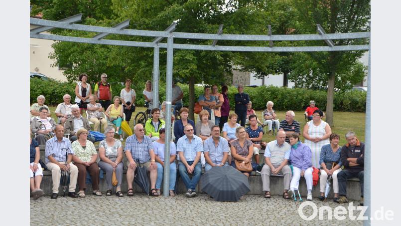 Der &quot;Eisenbahn-Zoigl-Express&quot; feiert mit den Zuhörern. dob