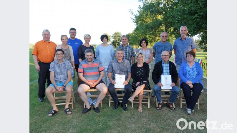 Die verabschiedeten Vorstandsmitglieder mit Ehefrauen, der aktuelle Vorstand der DJK und der Bürgermeister. Stehend von links: Markus Dollacker, Beate Schmalzbauer, Christian Scharl, Birgit Metz, Kathleen Völkel, Hermann und Gabi Trager, Roman Meyer, Markus Bauer. Sitzend von links: Martin Schmalzbauer, Richard Staufer, Lothar und Pia Trager, Gerd und Grete Krause. tra