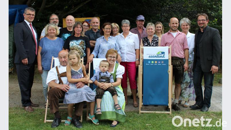 Hans und Anneliese Mehltretter (vorne sitzend, mit den Enkeln) eröffneten vor 20 Jahren den Campingplatz. Zum Jubiläum ehrten Bürgermeister Martin Birner (links) sowie (von rechts) Markus Greiner (Tourismusverein), Alexandra Beier (Oberpfälzer Wald), Betreiber Bernd Mehltretter und Verena Danner (Oberpfälzer Seenland) die treuen Gäste. pko
