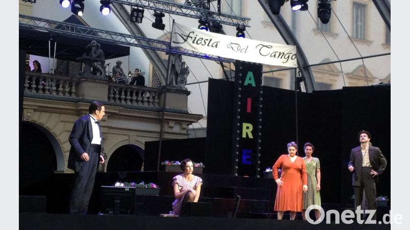 Ein voller Erfolg war die Inszenierung des Andrew-Lloyd-Webber-Musicals „Evita“ mit Bettina Mönch (kniend) in der Titelrolle bei den Regensburger Schlossfestspielen. Holger Stiegler