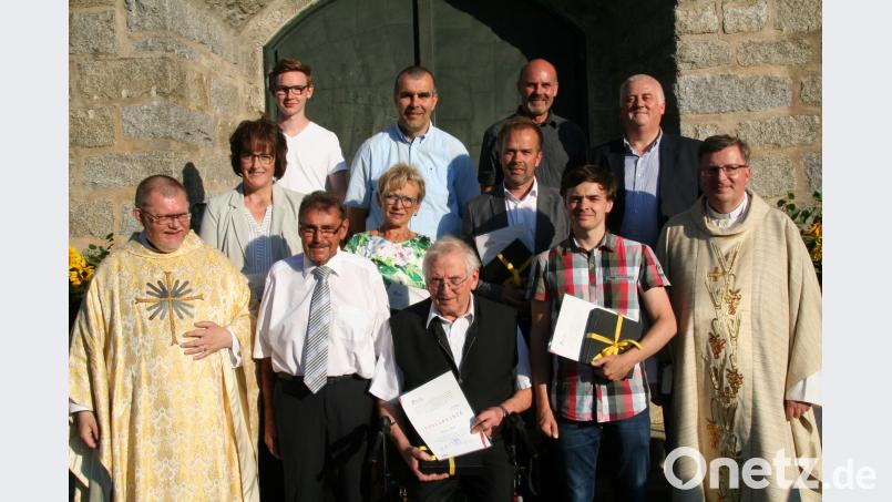 Mit im Bild Stadtpfarrer Bernd Philipp und zweiter Bürgermeister Karl Busch. Auf dem Foto fehlen Carolin Kellner und Ralf Pohl. fpoz