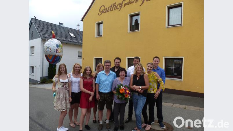 Ein runder Geburtstag, der mit viel Wehmut gefeiert wird: Erna Poß genießt ihren 80. Geburtstag und die vielen Glückwünsche noch einmal in der Gaststube "Zum goldenen Anker". Das Wirtshaus schließt. bk