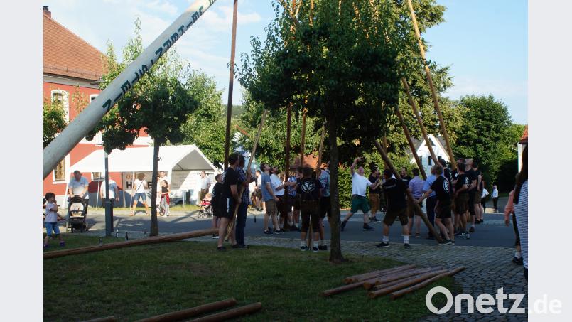 Mit vereinten Kräften wurde der 24 Meter lange und schön geschmückte Kirwabaum am Weiherner Dorfplatz aufgestellt. slh