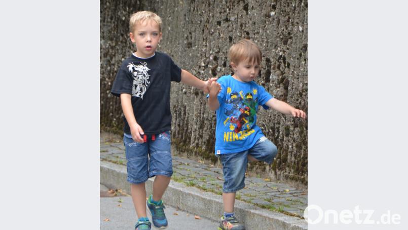 Rund 250 Kinder aus Sonderpädagogischem Förderzentrum, SVE und den Kindergärten machen sich Runde für Runde auf den Weg durch das Sportzentrum. Gut 900 Euro kamen zusammen. dob