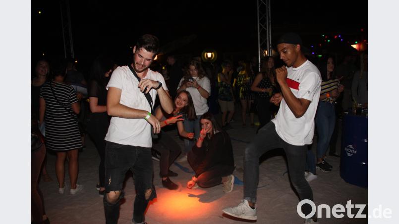 Spaß an der Musik, Lichteffekte, tonnenweise Sand und tanzbegeisterte Gäste prägen die Haislparty. adj