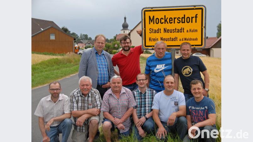 Den Besuch des Bürgermeisters der Partnergemeinde Mogersdorf aus Österreich nutze eine Gruppe Feuerwehrler um wie vor 24 Jahren in Österreich vor dem Ortsschild ein entsprechendes Bild zu machen. Vordere Reihe: Armin Hofmann, Hermann Gmelch, Wolfgang Brandl, Klaus Deubzer, Michael Dötsch, Stefan Walter. Hintere Reihe: Josef Korpitsch, Wolfgang Haberberger (im Bild 1994 Karl Pühl), Hermann Leiter und Markus Walter. ow