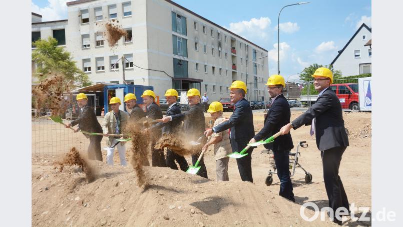 Hoch damit: Architekt Peter Kuchenreuther, Bauunternehmer Christian Bauer, Stadtpfarrer Johannes Lukas, die KWS-Geschäftsführer Markus Jakob und Maximilian Seitz, Caritas-Direktor Michael Weißmann, Anna Schell (81), die Vorsitzende des Heimrats von St. Konrad, Oberbürgermeister Kurt Seggewiß, Martin Kneidl, der Leiter des Wohn- und Pflegeheimes St. Konrad, sowie Dr. Robert Seitz, Abteilungsleiter Soziale Einrichtungen bei der Caritas Regensburg (von links), beim Spatenstich. Im Hintergrund der Altbau des Seniorenheims St. Konrad. 	Bild: Gabriele. Schönberger Gabriele. Schönberger
