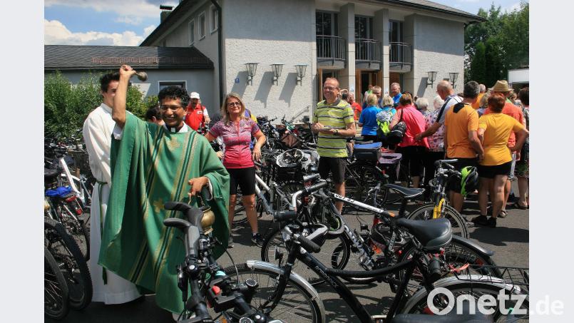 Mehr als 300 Fahrräder und deren Besitzer warteten am späten Sonntagvormittag geduldig darauf, gesegnet zu werden. wro