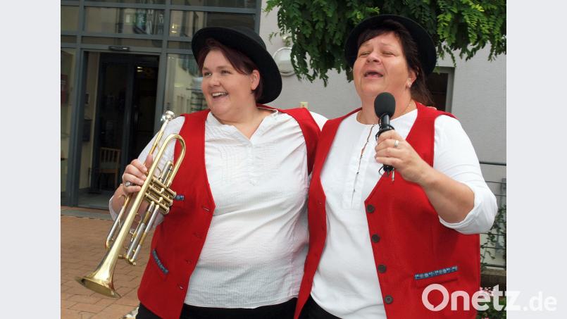 Unverwechselbar die Wildecker Herzbuben (Simone Trepesch und Irmi Meier) mit ihrem Hit „Herzilein.“ sön
