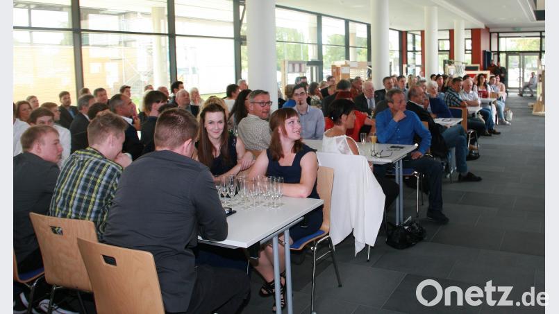 Eltern, Freunde und Ausbilder nahmen an der Feierstunde in Wiesau teil. Bild: wro wro