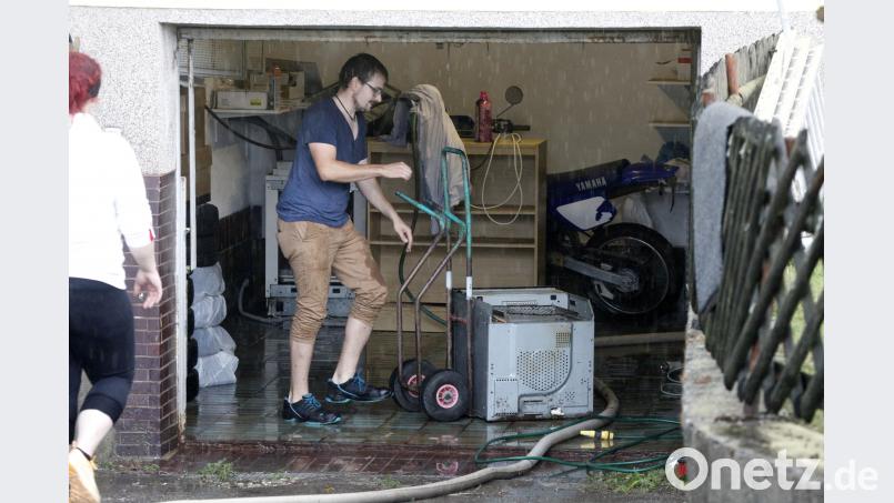 Zum zweiten Mal innerhalb weniger Wochen mussten die Bewohner der Sportplatzstraße ihre überfluteten Keller räumen. Bild: Hirsch